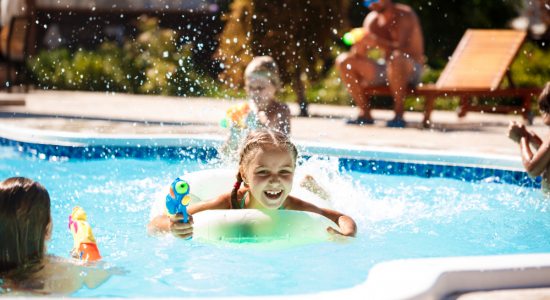 skryty unik vody z bazenu